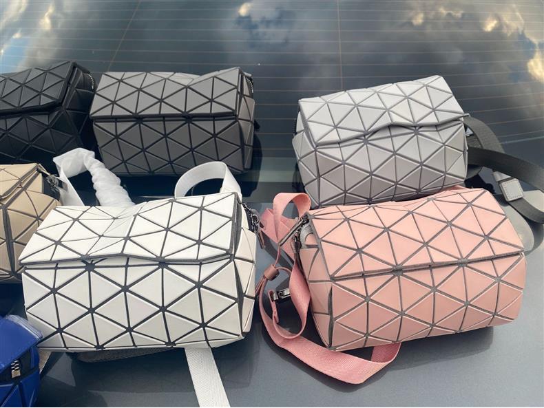 Women's Geometric Diamond Pattern Round Crossbody & Waist Bag