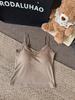 Canottiera bianca aderente da donna petite con scollo a V, bordi in pizzo, coppe preformate e design senza maniche per l'estate.
