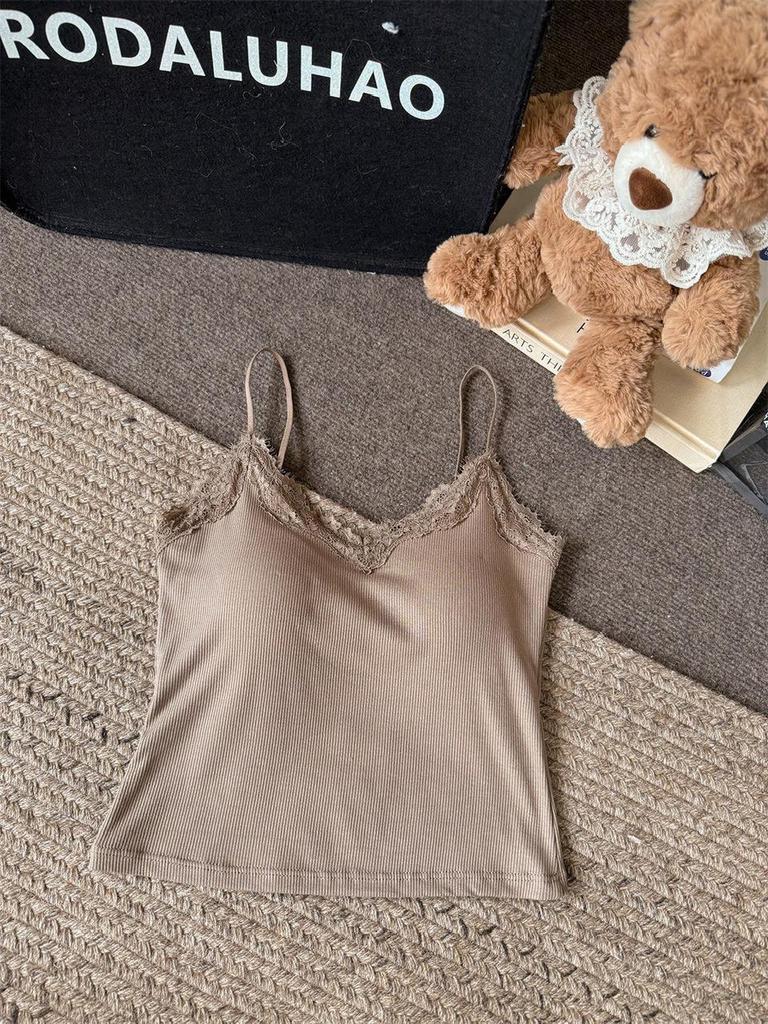Canottiera bianca aderente da donna petite con scollo a V, bordi in pizzo, coppe preformate e design senza maniche per l'estate.