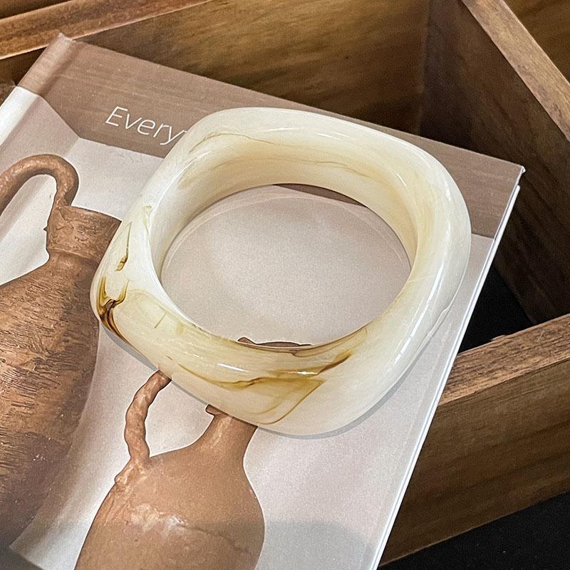 

Геометрический неправильный акриловый кольцевой браслет в стиле хай-энд и винтаж для женщин, разработанный как аксессуар-браслет