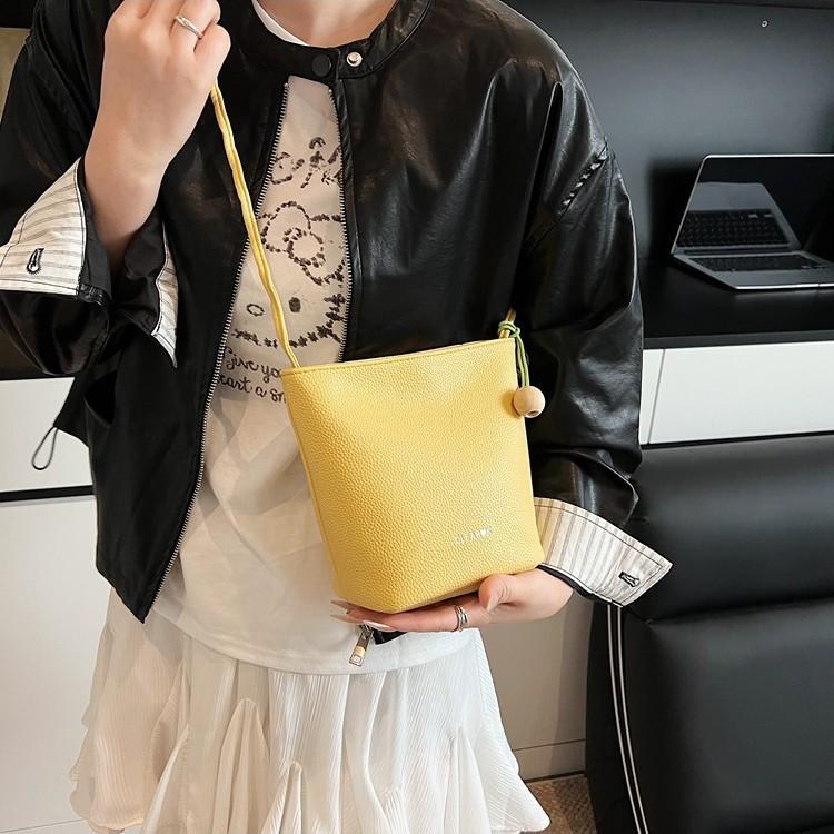 New large-capacity sense retro versatile bucket bag women's fashion shoulder work commuter messenger bag bag