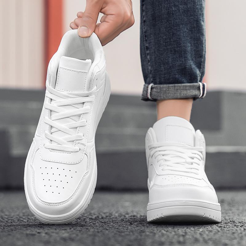 New large-size men's shoes are light and breathable, medium-top sports fashion casual board shoes, cold sticky shoes.
