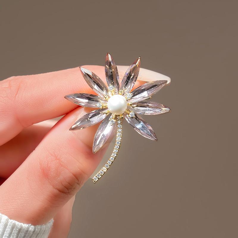 Luxury Exquisite Flower Butterfly Brooch For Women Girls Vintage Pins Versatile Shiny Corsage Clothing Accessories Gifts