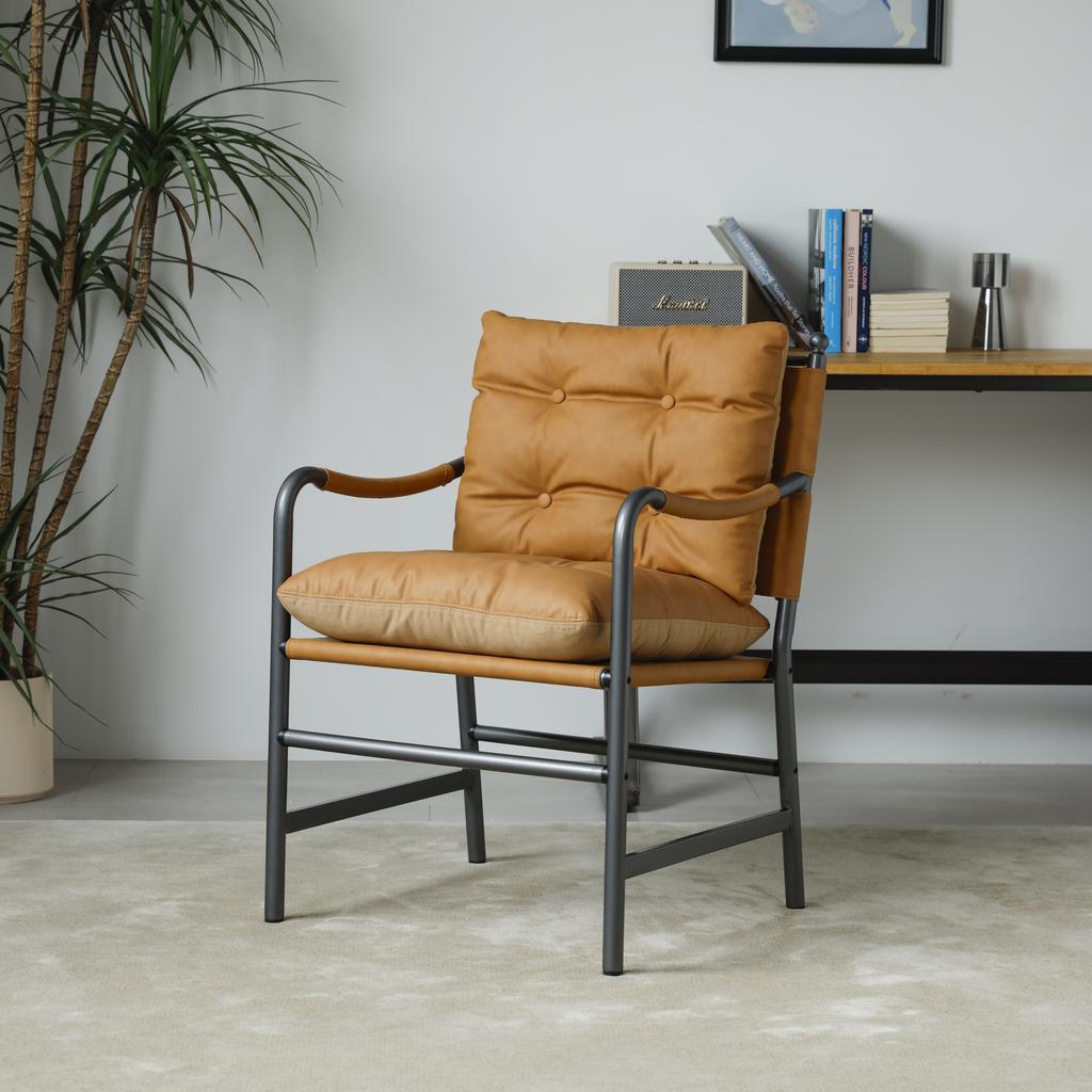 Poltrona d'accento in pelle, Poltrona Mid-Century Modern con Struttura in Metallo Nero, Poltrona Singola per Soggiorno Camera da Letto