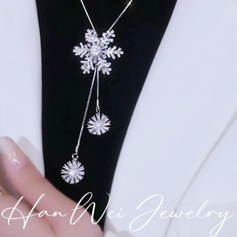 Platinfarbene drehbare Schneeflocken-Halskette: Elegante lange Pulloverkette für Damen