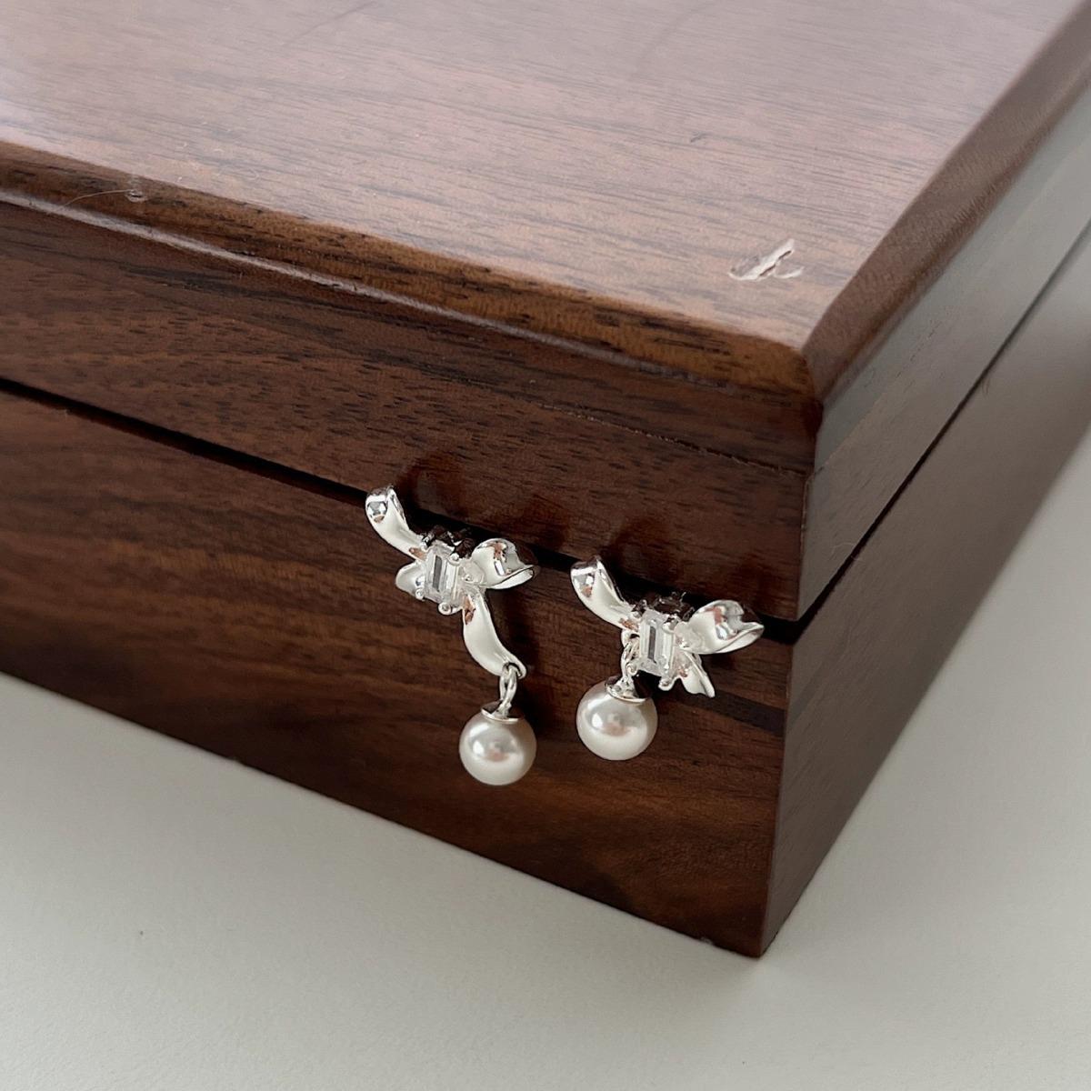 

Серьги-пусеты с жемчужным бантом, женские, простые, модные, универсального дизайна, серьги с цирконом, корейские серьги