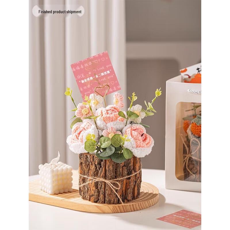 Вязаное вручную украшение в виде букета роз