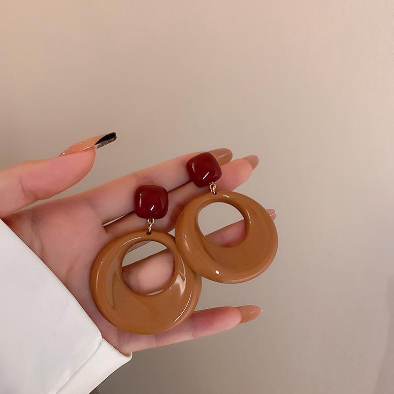 Maillard coffee color geometric earrings 2025 light luxury high-end temperament stud earrings niche retro style earrings
