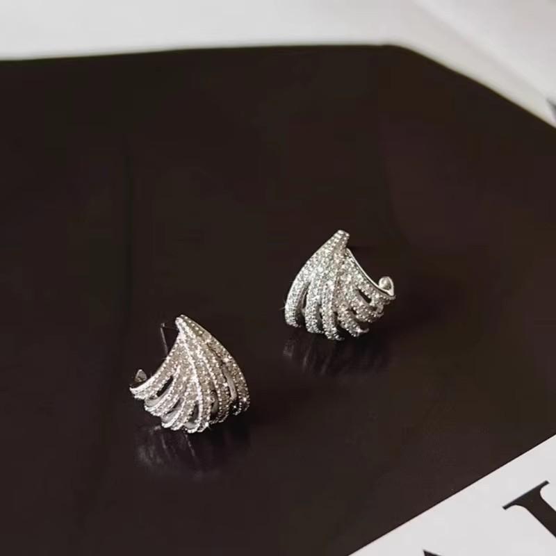 New Fashion Claw Stud Earrings with Dazzling Cubic Zirconia Delicate Graceful Accessories Versatile Female Party Jewelry