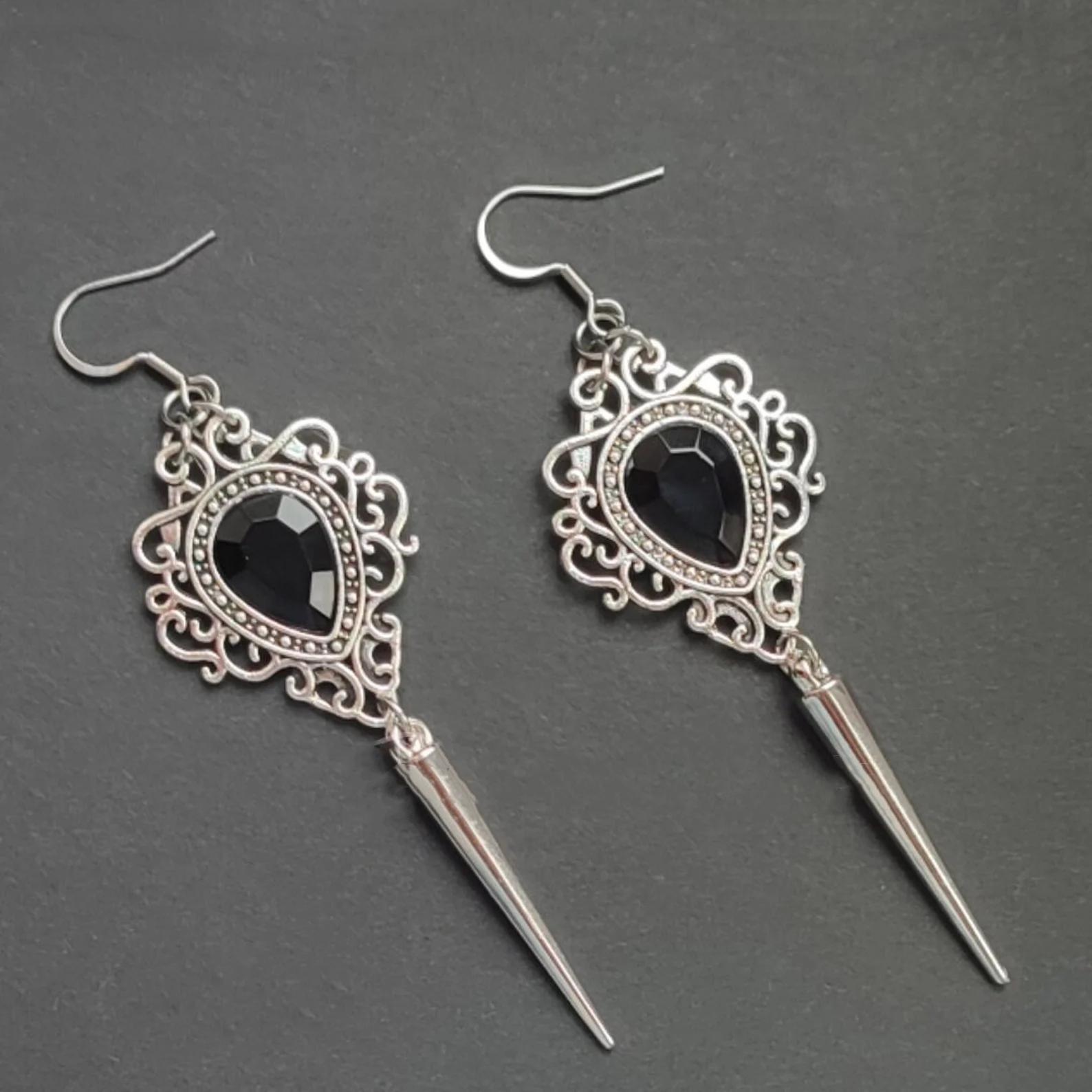 

Teardrop-shap Baroque Hollowed-out Lacework Red Rhinestone Long Rivet Dangle Earrings for Women Halloween Vampire Bride Jewelry чорний