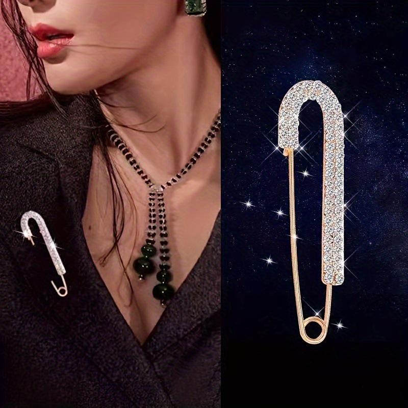 

Элегантный кардиган-свитер высокого класса с булавкой и акцентом в виде броши золотой