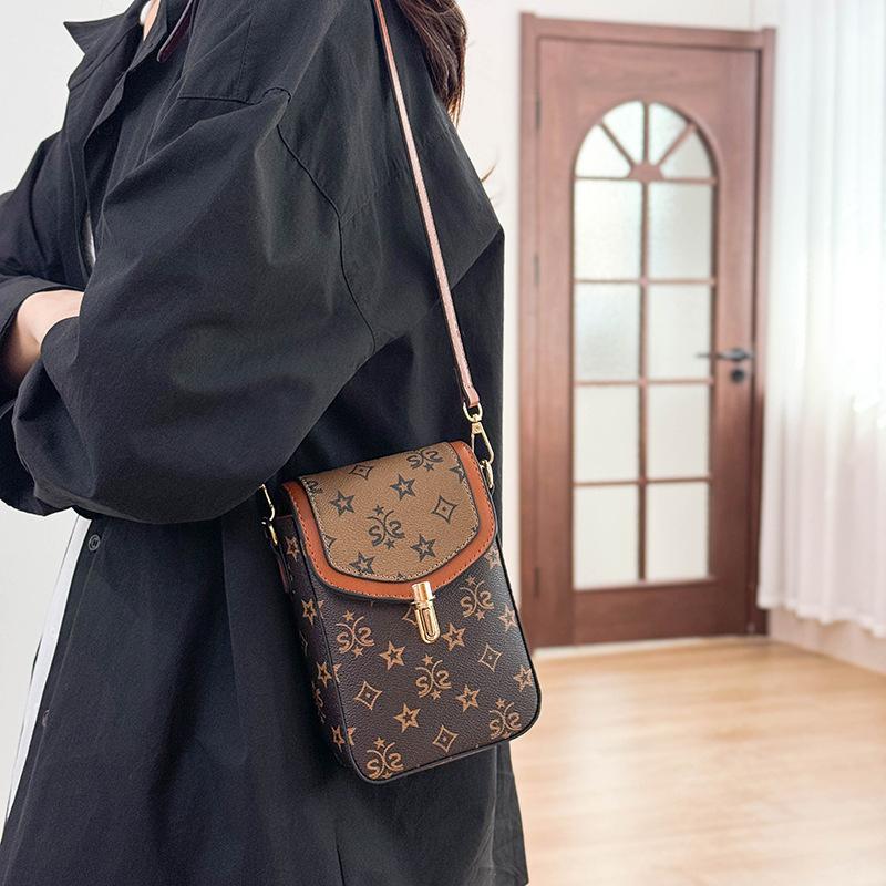 The new small bag is popular today, and the one-shoulder women's bag is retro and high-end messenger.