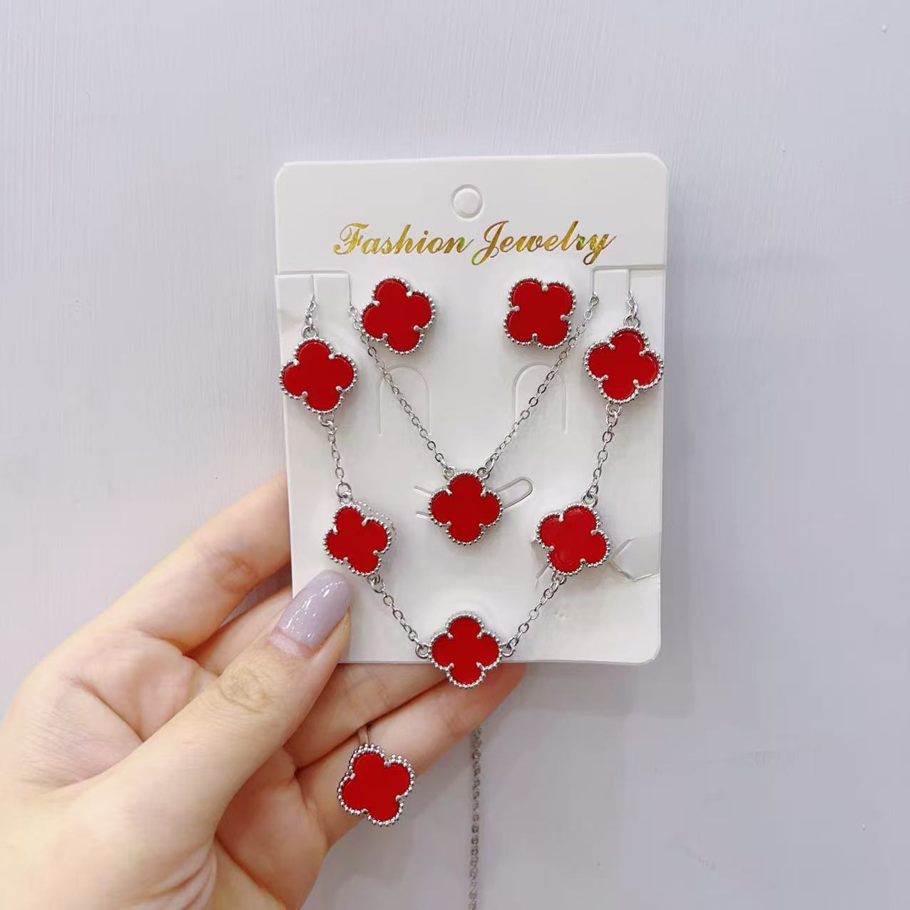 

Набір з 5 предметів: модний браслет Щасливий конюшина , намисто, сережки, каблучка, набір ювелірних виробів