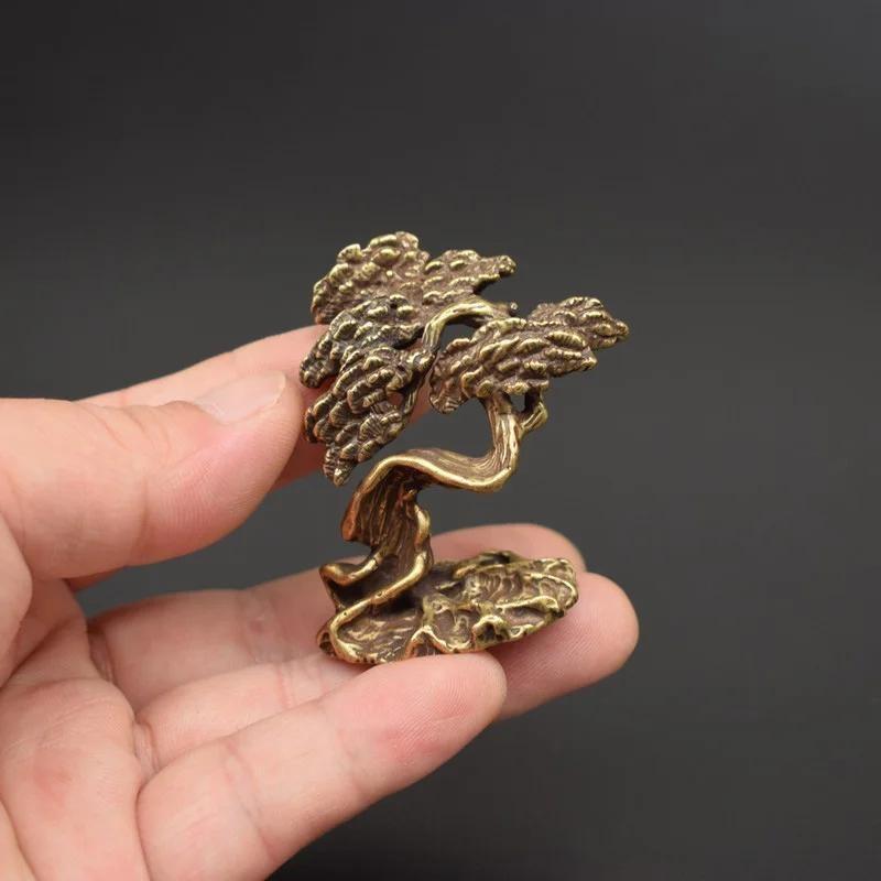 1Pc Brass Welcoming Pine Tree Tea Pet Ornaments Creative Copper Handmade Green Pine Hand Playing Crafts Wealthy Mini Desk Decors