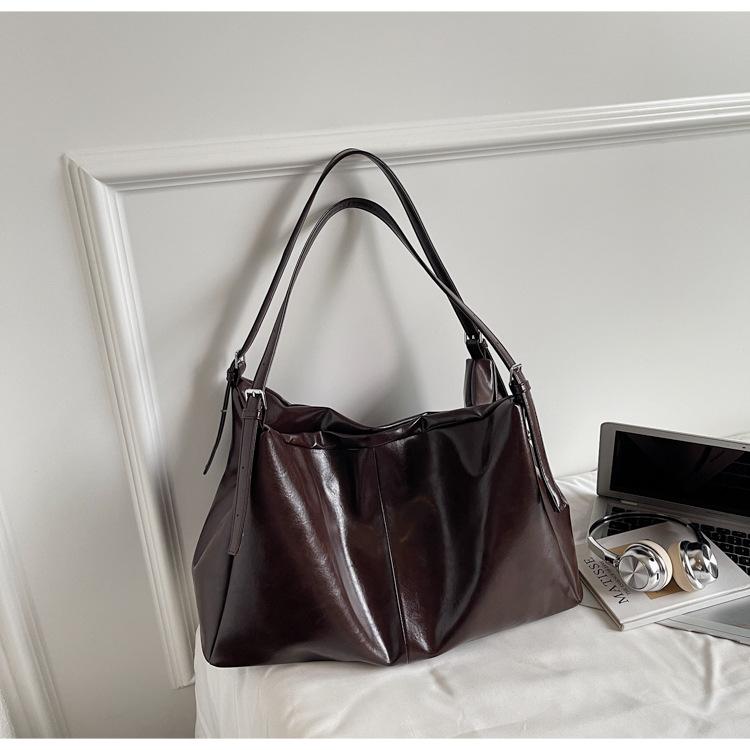 

2025 новая ретро большая сумка-тоут повседневная модная на плечо через плечо подмышку сумка из масляной вощеной кожи сумка для поездок на работу темно-коричневого