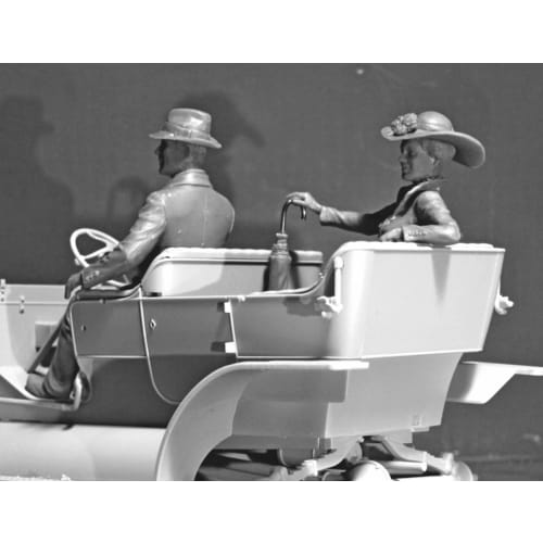 ICM 1/24 Scale American Driver & Woman 1910 Plastic Model 24013