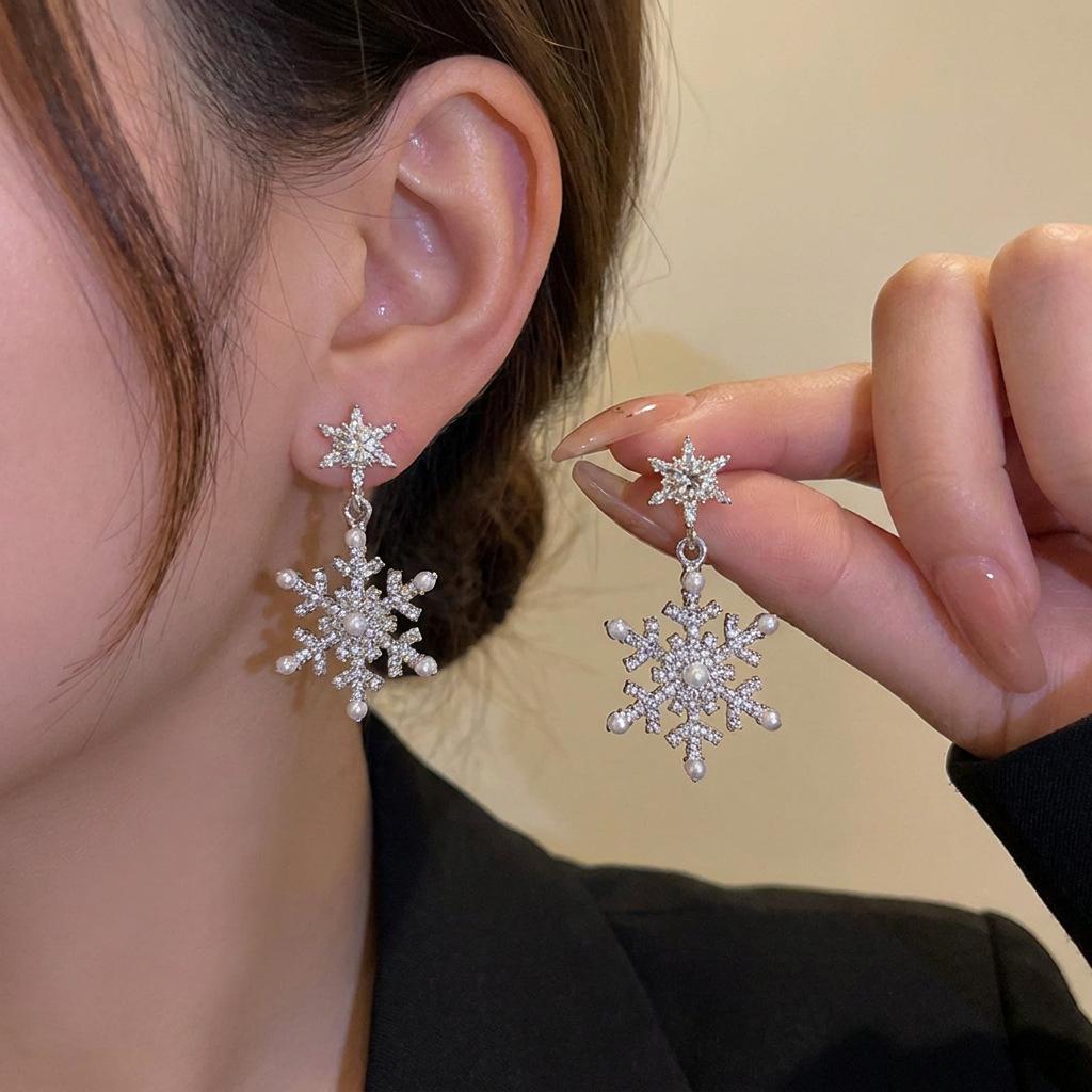 European and American Christmas Diamond Snowflake Earrings Creative Fashion Diamond Diamond Christmas Tree New Year's Earrings Ornament