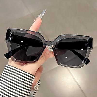 Die neue Schmetterlingsform-Sonnenbrille mit großem Rahmen ist modisch, trendig und hochwertig und eignet sich für Streetstyle-Fotografie.