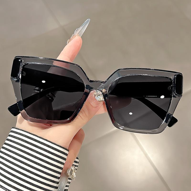 Butterfly-shaped large-framed sunglasses are fashionable, trendy, versatile and high-end shooting accessories