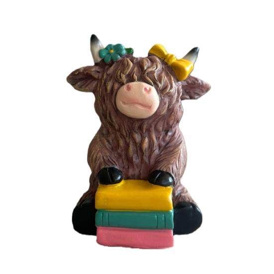 

Highland Cow Figurine Reading Book Cattle Resin Statue Sculpture Home Office Decoration Ornament Book Lover Gifts B