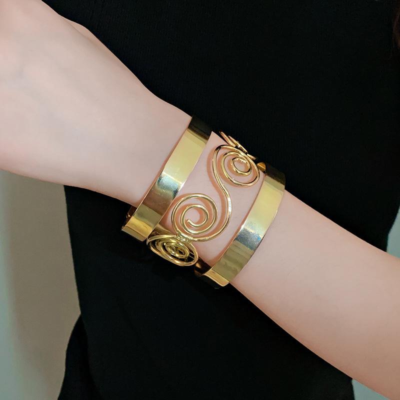 Bransoletka z otwartym zakończeniem z metalowym wzorem Europejska i amerykańska spersonalizowana bransoletka z motywem zimnego temperamentu Dzika bransoletka dla kobiet