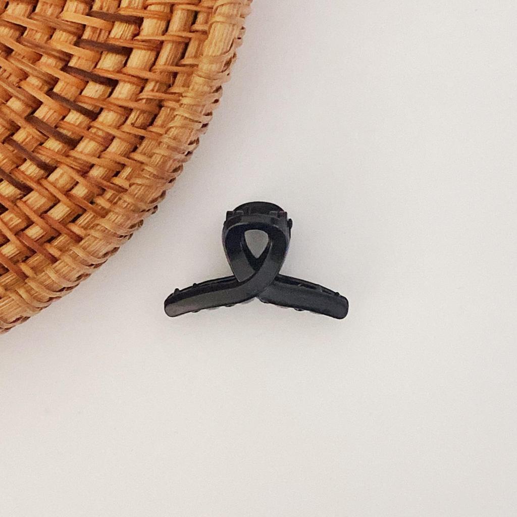 Classy Frosted Hair Clip with Pearls for Women's Hair - Large Shark Design for Back of Head