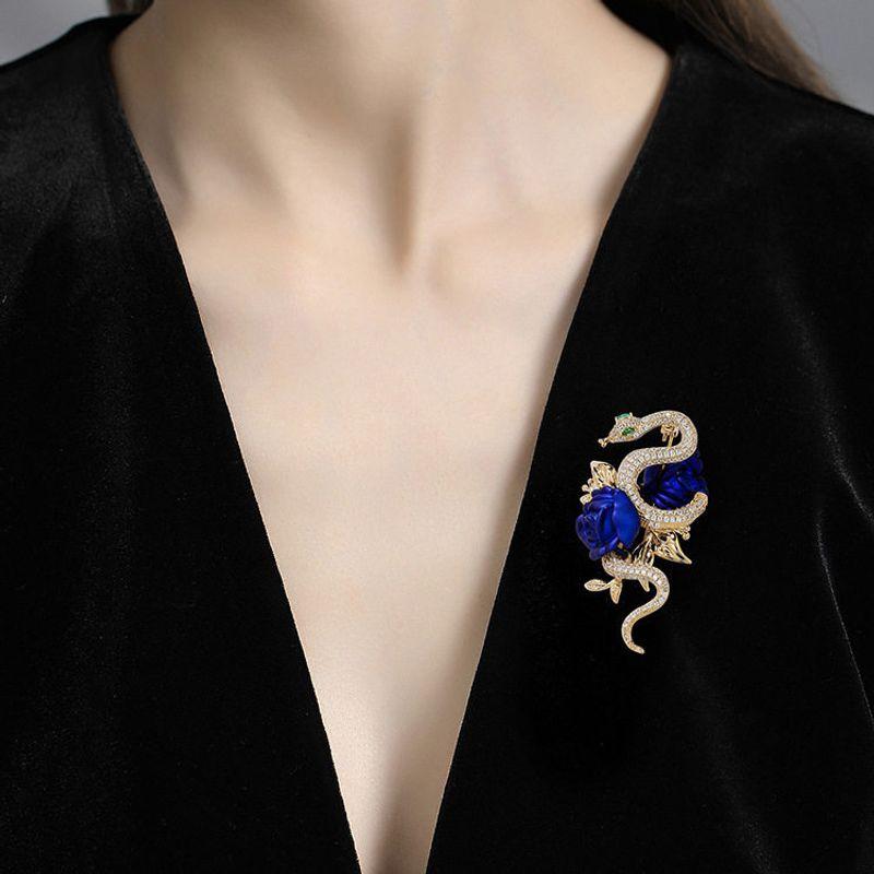 European and American Luxury Rose Brooches for Women, Luxurious Rose and Snake Corsages, Niche Design Pins, Suit Accessories, Wholesale in Stock