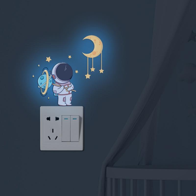1 STÜCK Leuchtende Astronaut Sterne Mond Schalteraufkleber Dekorative Wandaufkleber Wohnzimmer Schlafzimmer Selbstklebende Aufkleber