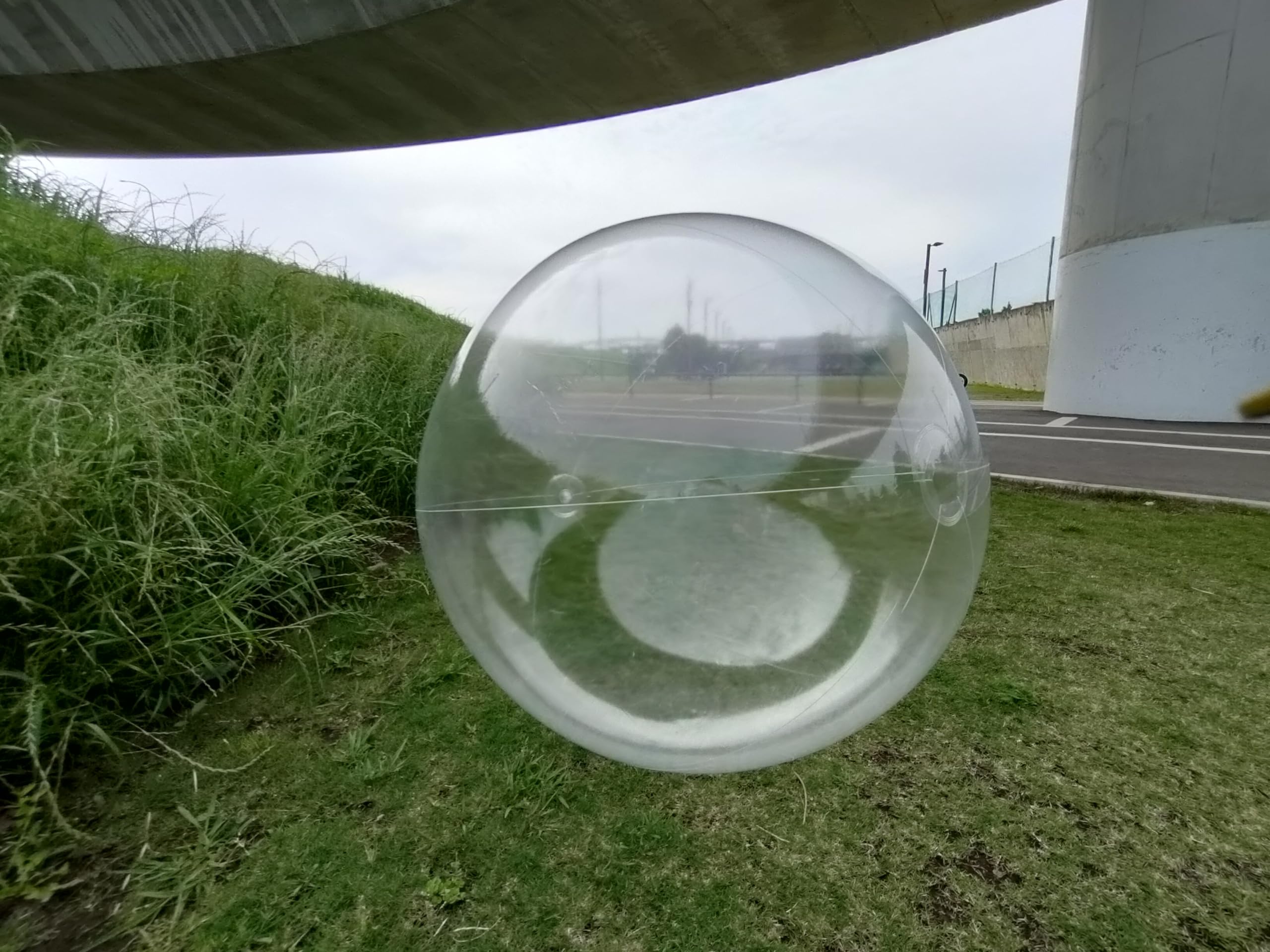 

Гигантский прозрачный пляжный мяч, примерно 100 см в диаметре после надувания