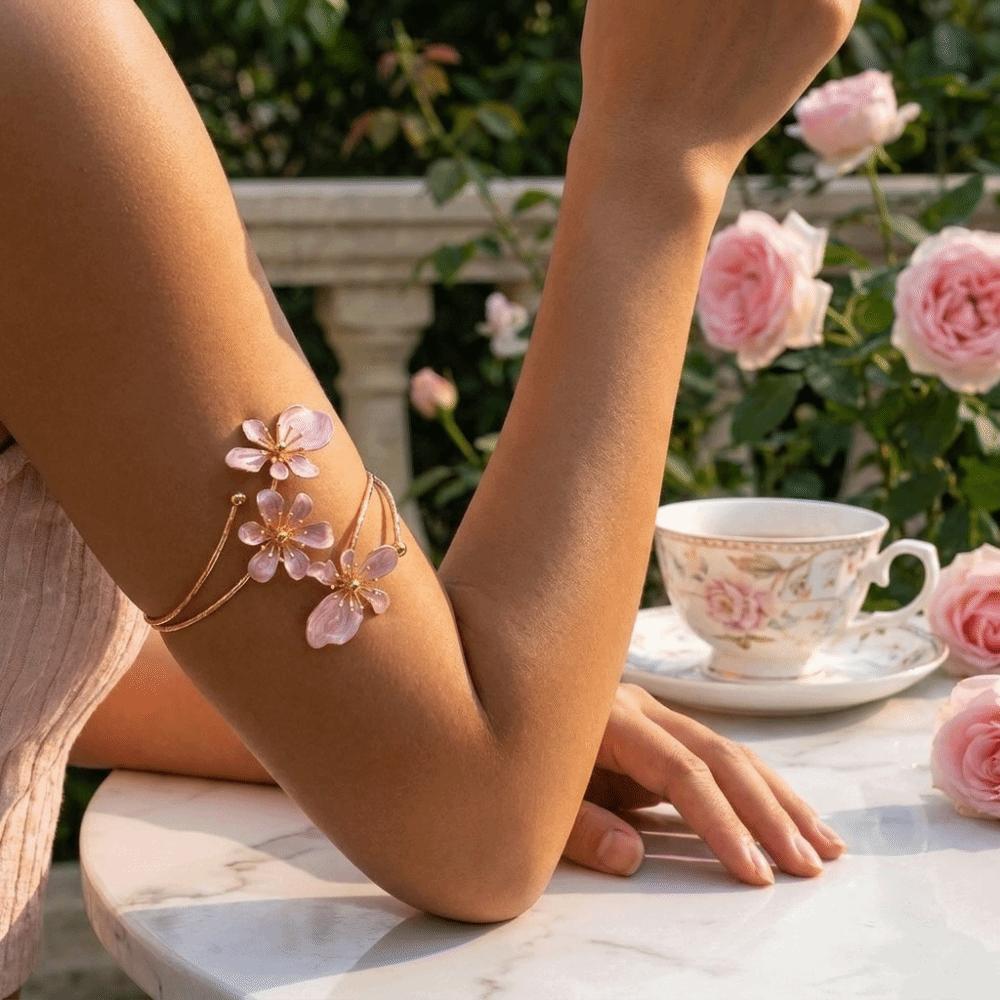 Emaille-Glasur Offener Armreif Retro Blumiger Armreif Modeaccessoires Blumenarmband Party