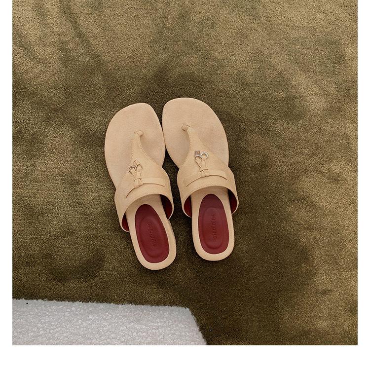 In the Summer of 22, the New Flat-bottomed Toe Round Head Slippers Are Worn Outside, and the Beach Shoes Are Beautiful Sandals.