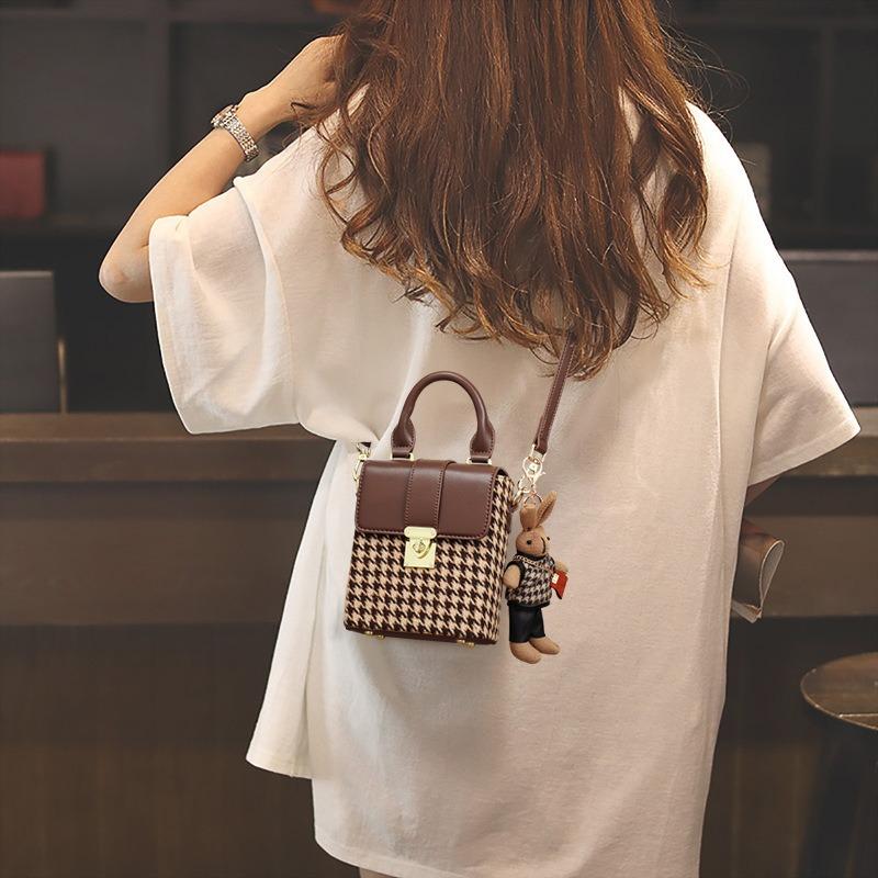 Bag versatile new messenger bag niche design underarm bag light luxury high-end single shoulder small square bag luggage