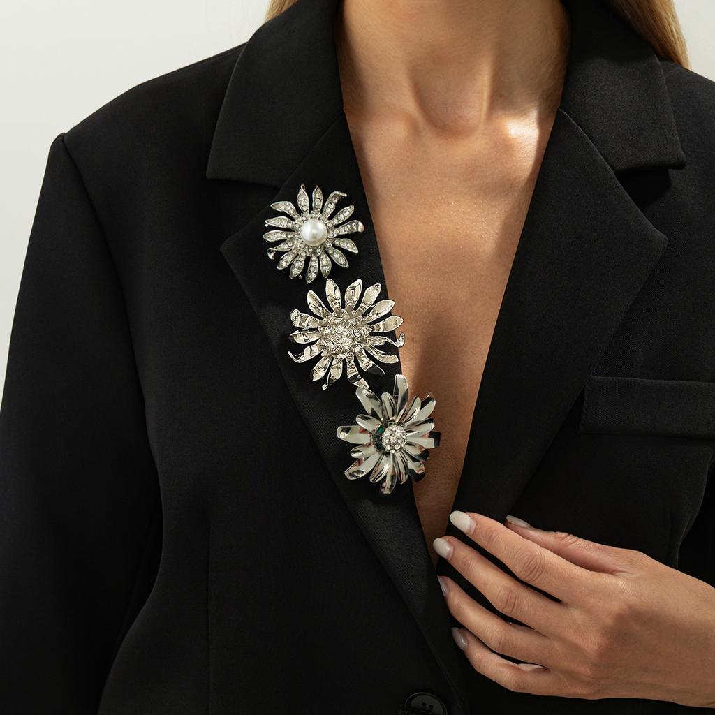 Zveličená nepravidelná kovová plisovaná brož, Módní ozdoba na klopu obleku