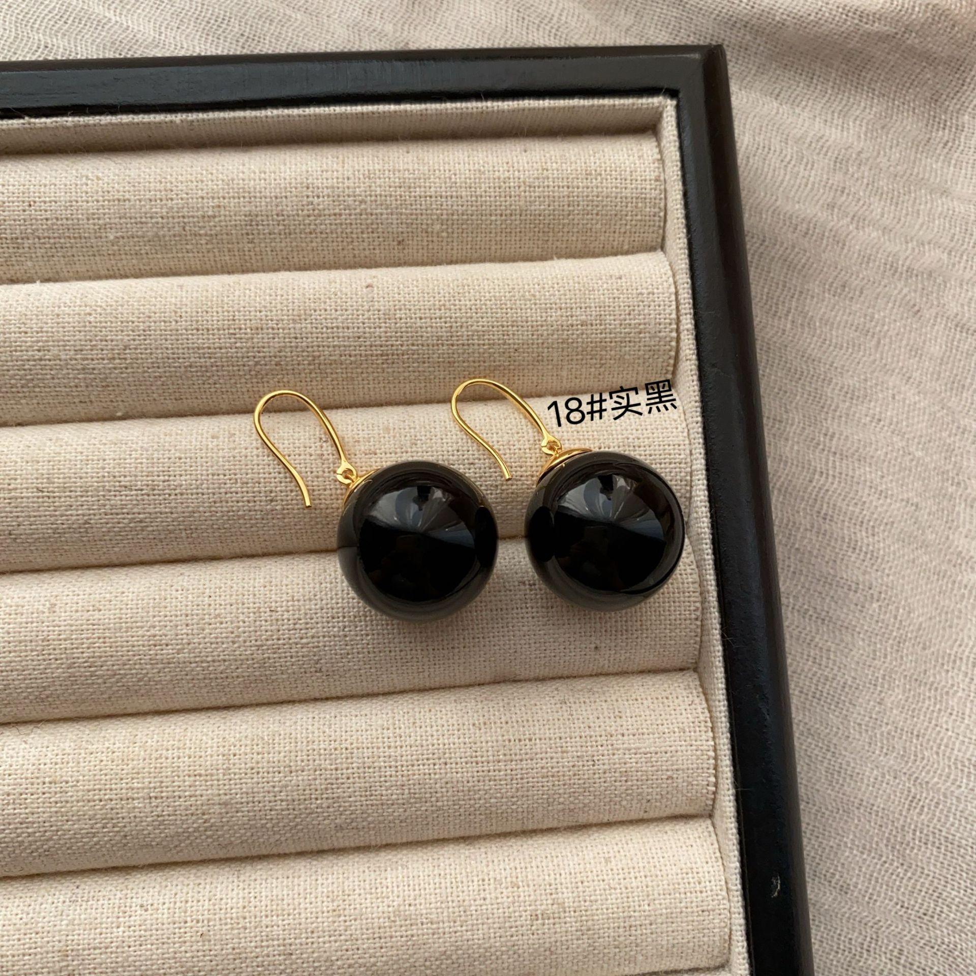 

Multi-color highlight pearl stud earrings classic simple commuting light luxury temperament versatile high-end elegant earrings