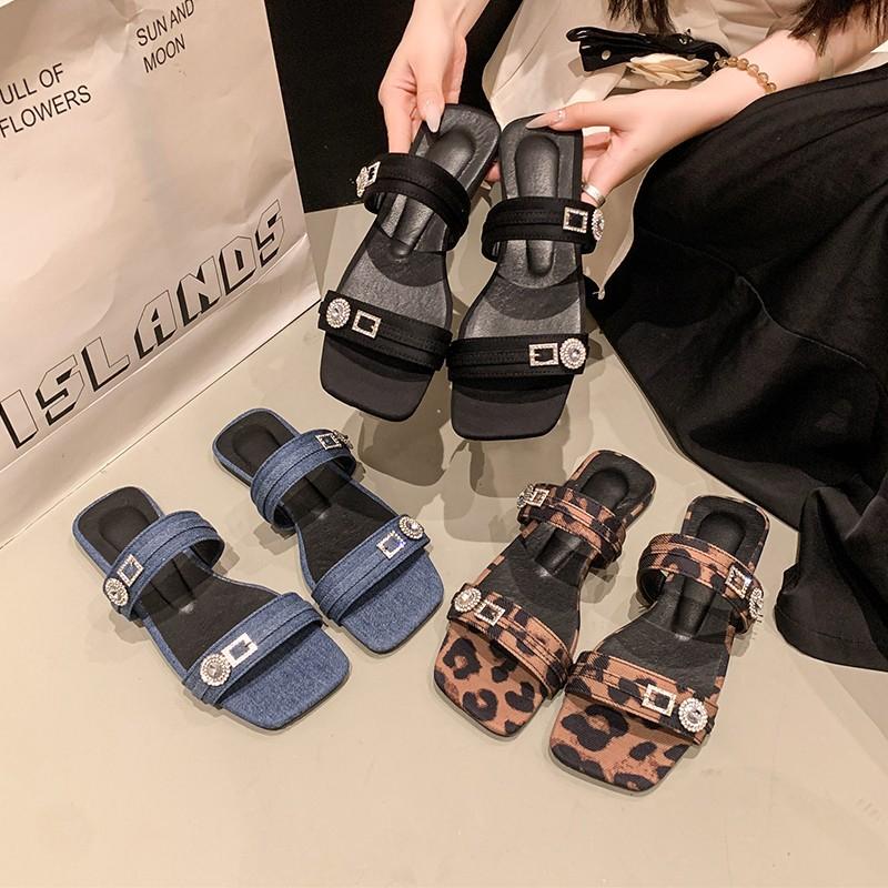 Women Large Size Fashionable Sandals and Slippers New Summer Style Flat Bottomed Metal Strappy Sandals for Women Zapatos Mujer