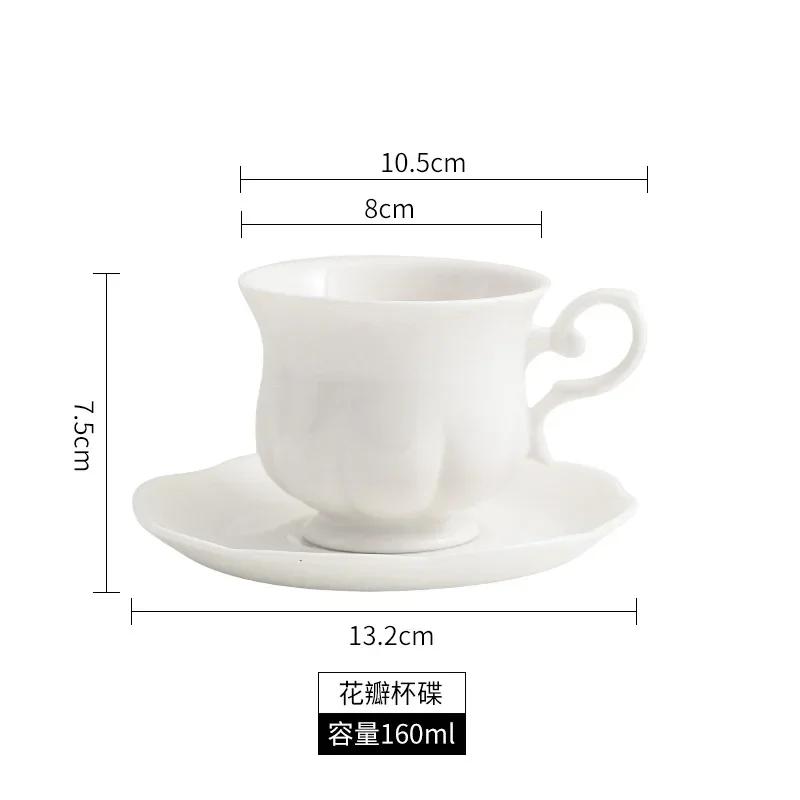 Lehký luxusní šálek na kávu Čistě bílý a elegantní podšálek na šálek kávy Vysoce hodnotný šálek na červený čaj pro domácnost Keramické šálky na vodu Suvenýr