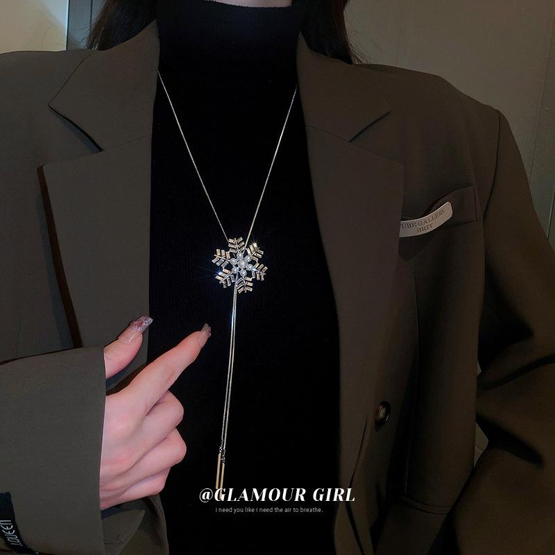 Diamond-encrusted snowflake pearl necklace, cold wind, personality, niche design, sweater chain, light luxury item jewelry wholesale
