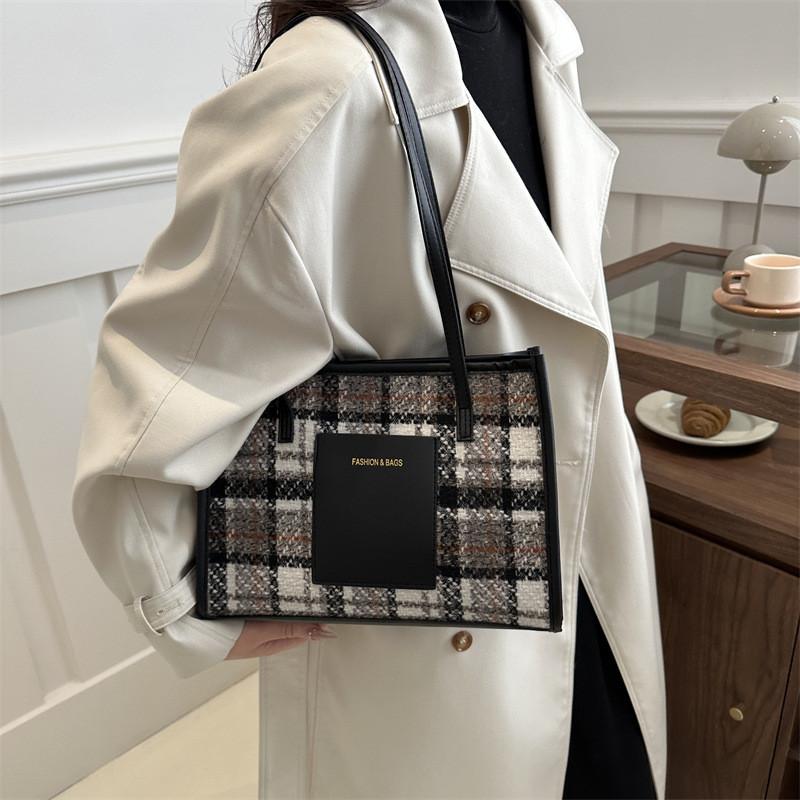 Stylish Women's Winter Shoulder Bag Trendy Korean-inspired Casual Checkered Design
