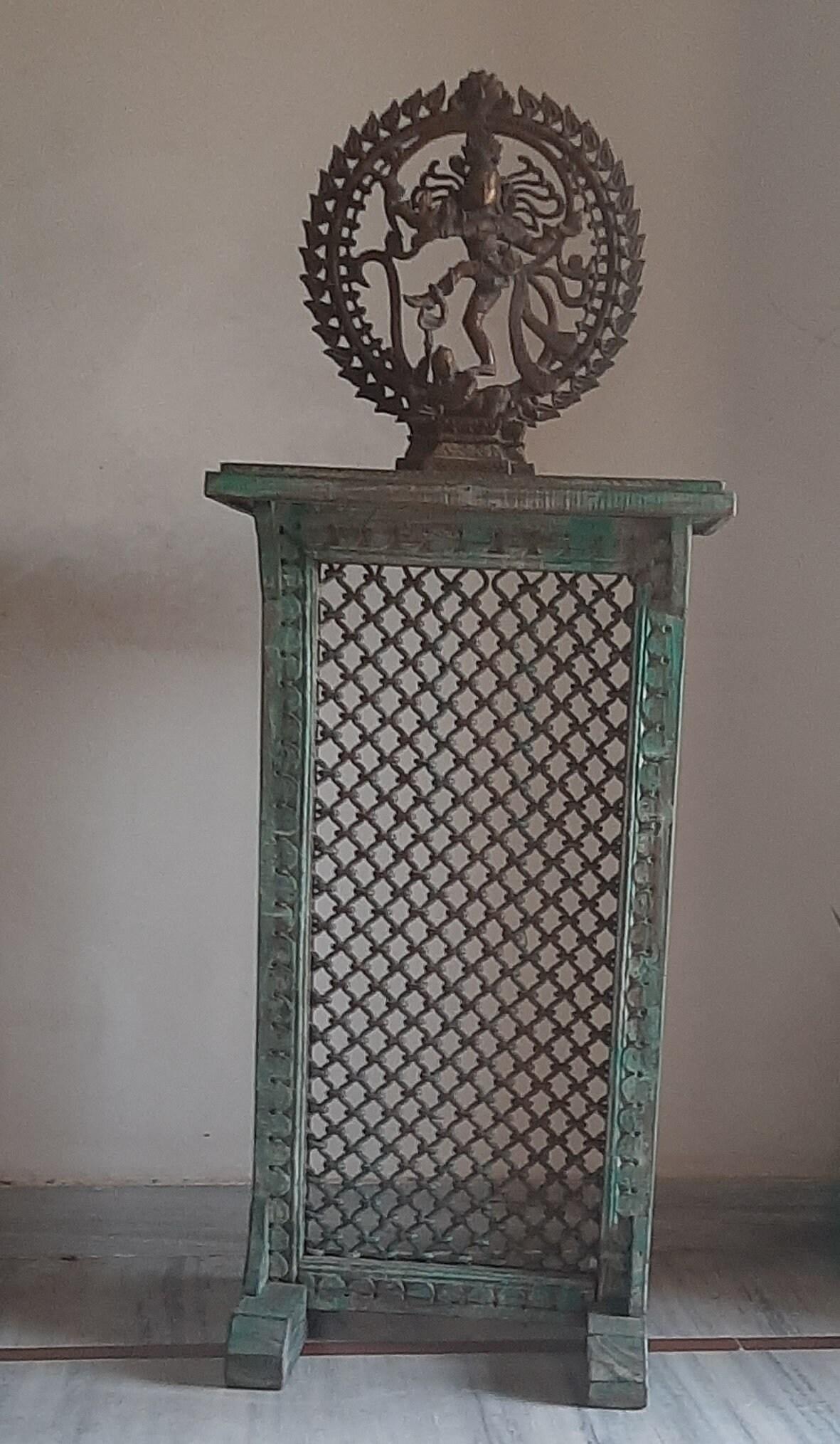 

Antique Wood Console Table: Distressed Green Carved Iron Jali Stand 16” X 8” X 24” (l x w x h) разноцветный