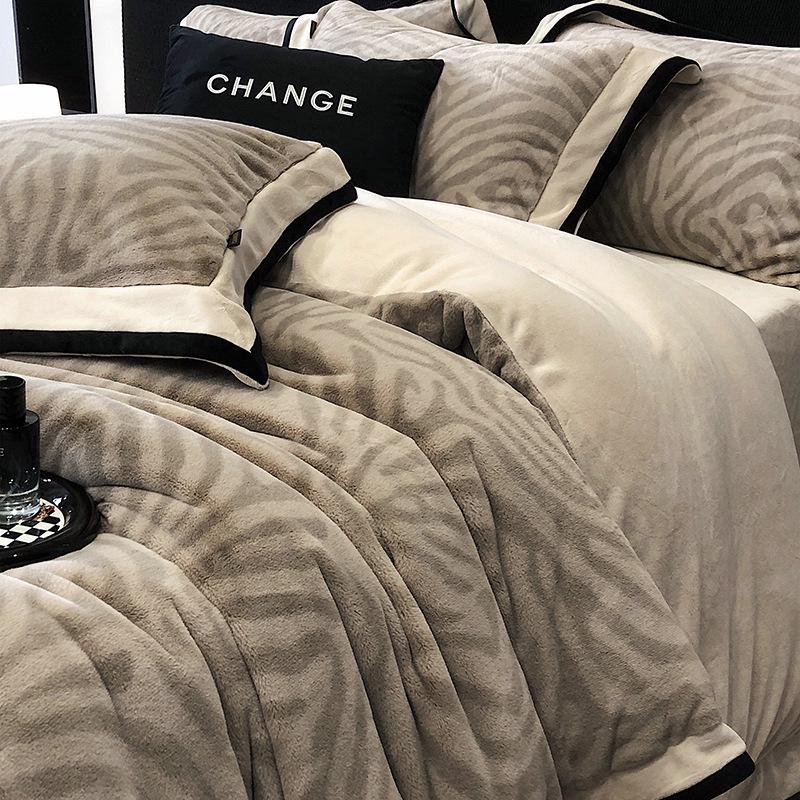 

Luxurious Winter Four-Piece Set: Double-Sided Mink Velvet Quilt Cover - Leopard Print in Gray & Red Bean Paste Color. 1.8m Bed Four-Piece Set [200*230cm Quilt]