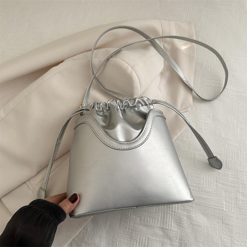 Textured Retro Niche Design Bag Women's 2025 New Trendy Fashion Pumping Strap Shoulder Messenger Bag Underarm Bucket Bag