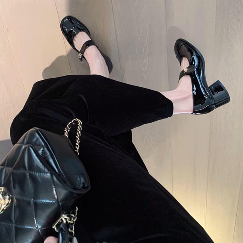 Xiaoxiangfeng Mary Jane Schuhe Damen Französische Ein-Wort-Schnalle Frühling Flachsohle Einzelne Schuhe Leichte Öffnung Dicker Absatz Kleine Lederschuhe Slipper Damen