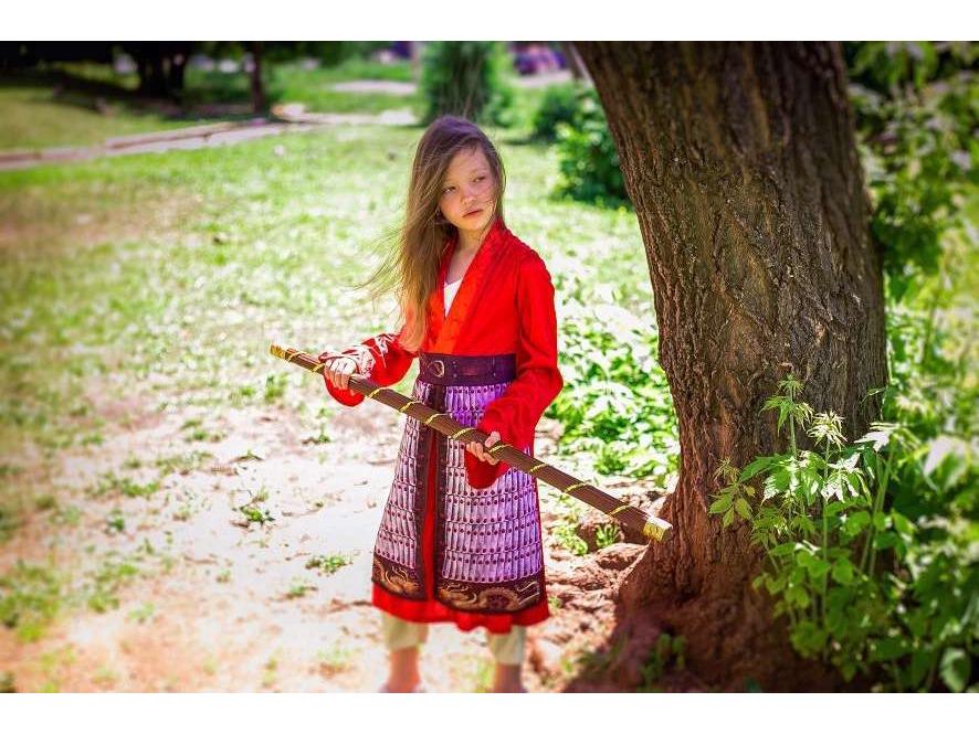 Dívčí cosplay kostým Mulan z hraného filmu na Halloween