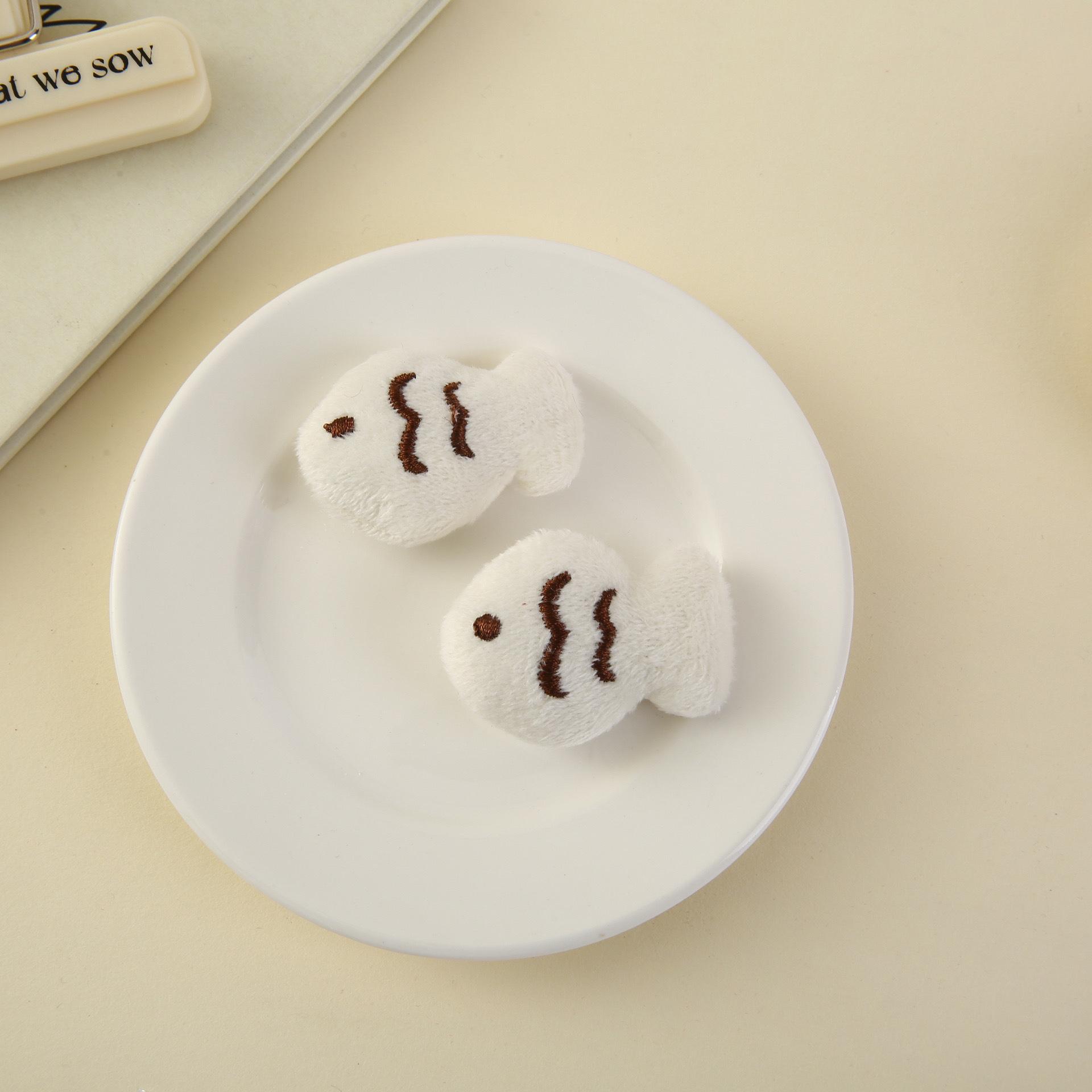 

Plush Kitten Fish Brooch: Hair Accessory, Bag Charm, and Children s Clothing Accessory Original (back opening)