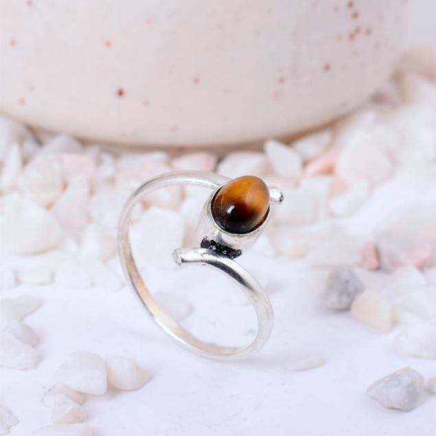 

Handcrafted Silver-Toned Ring with an Oval Tiger s Eye Gemstone and Unique Bypass Band Design 3 срібний
