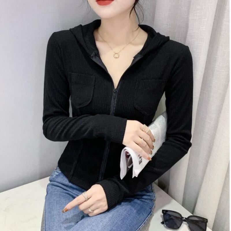 Slim-Fit-Langarmshirt mit Kapuze. Modisches T-Shirt mit Reißverschluss und hochwertigen Nähten