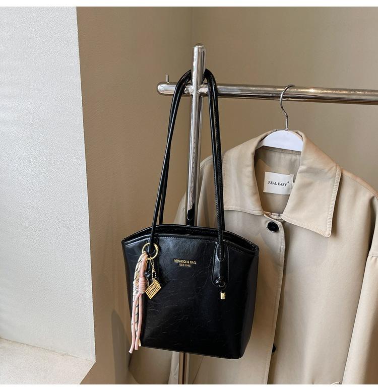 Premium Textured Small Bag Women's New Summer Commuter Versatile Shoulder Bag Fashionable Portable Bucket Bag