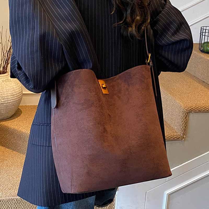 Autumn and Winter Bucket Bag Retro Suede Large-capacity Tote Bag Women's 2025 New Versatile Single Shoulder Messenger Mother and Child Bag