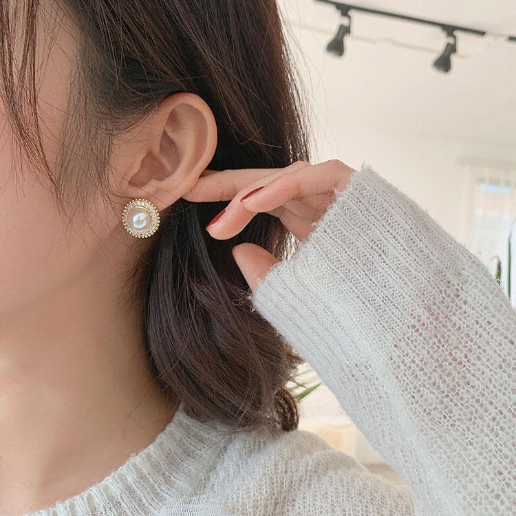 Silver Needle French Design Sense Disc Pearl Stud Earrings Women's Xiaoxiang Cold Wind Earrings Ear Jewelry