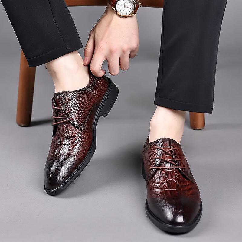 Herrenschuhe aus echtem Rindsleder: Britischer Stil, Herbst, spitze Zehenpartie, formelles Krokodilmuster, Braun.